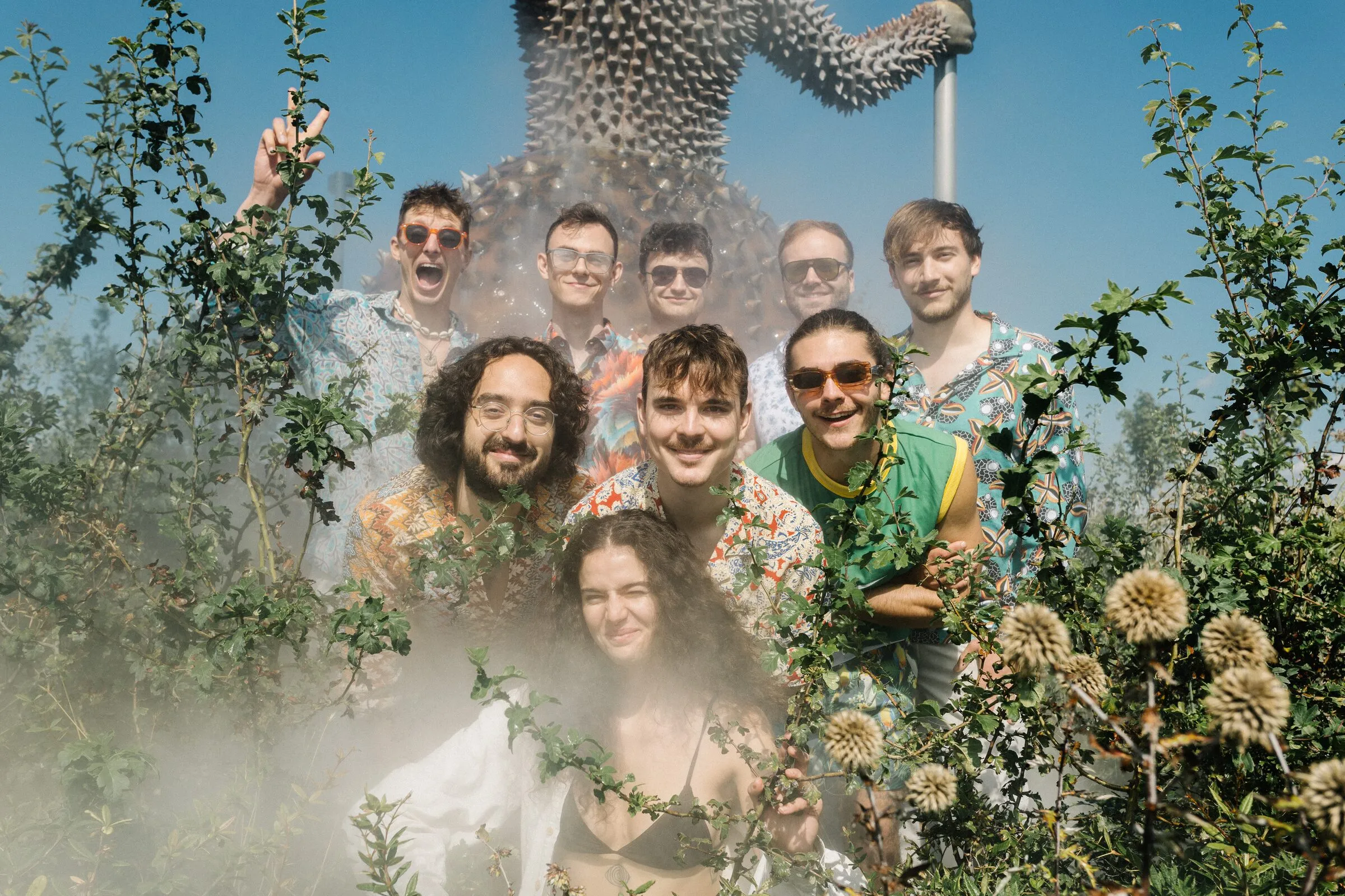 Gruppenfoto zwischen Sträuchern in der Sonne