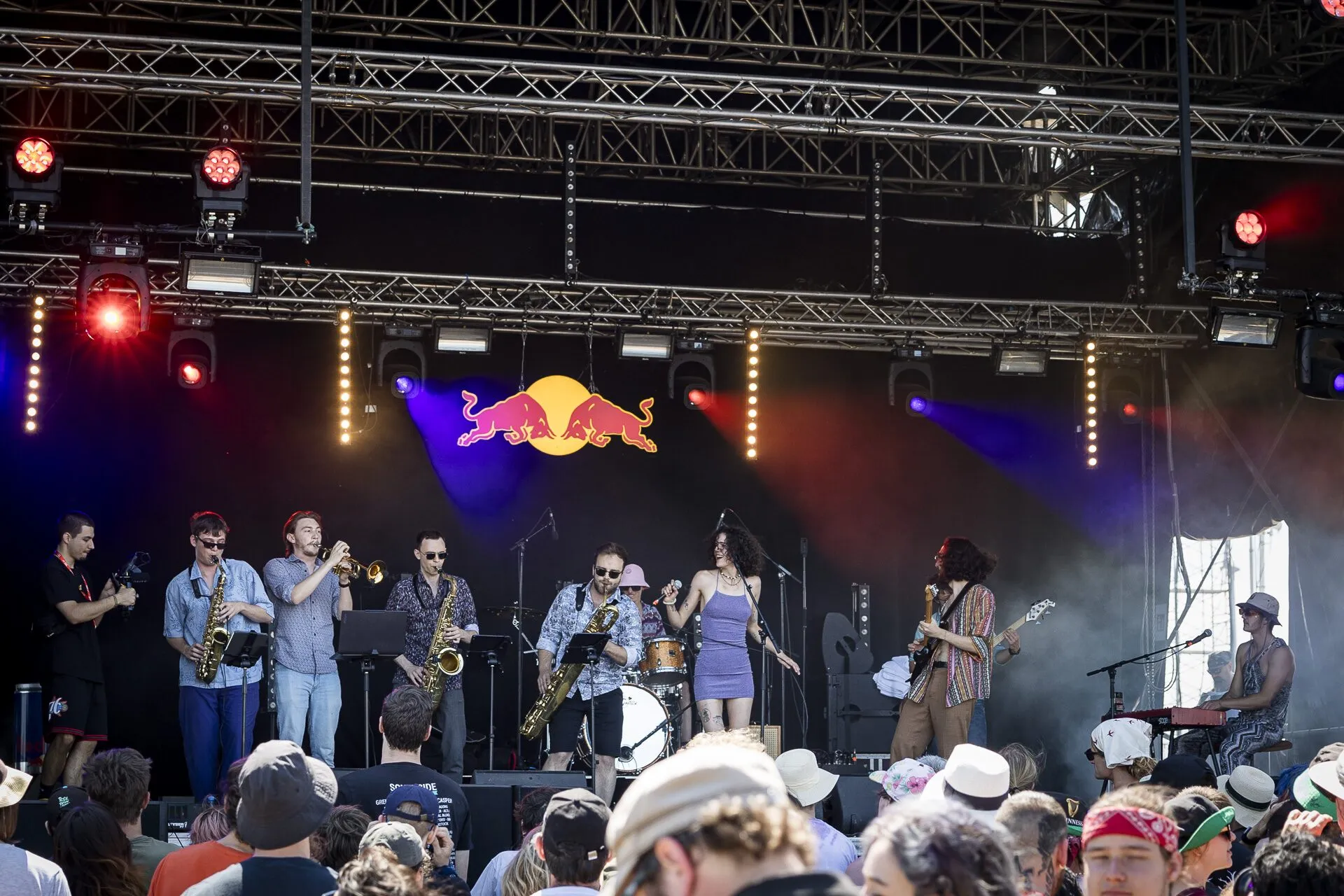 Die ganze Band auf der Red Bull Stage beim Nova Rock