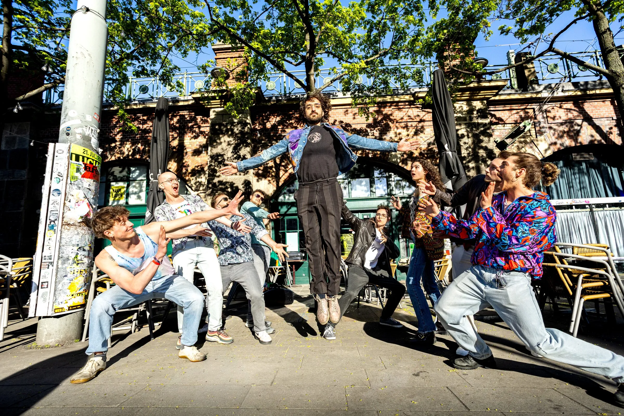 Die Band tanzt durch den Gastgarten
