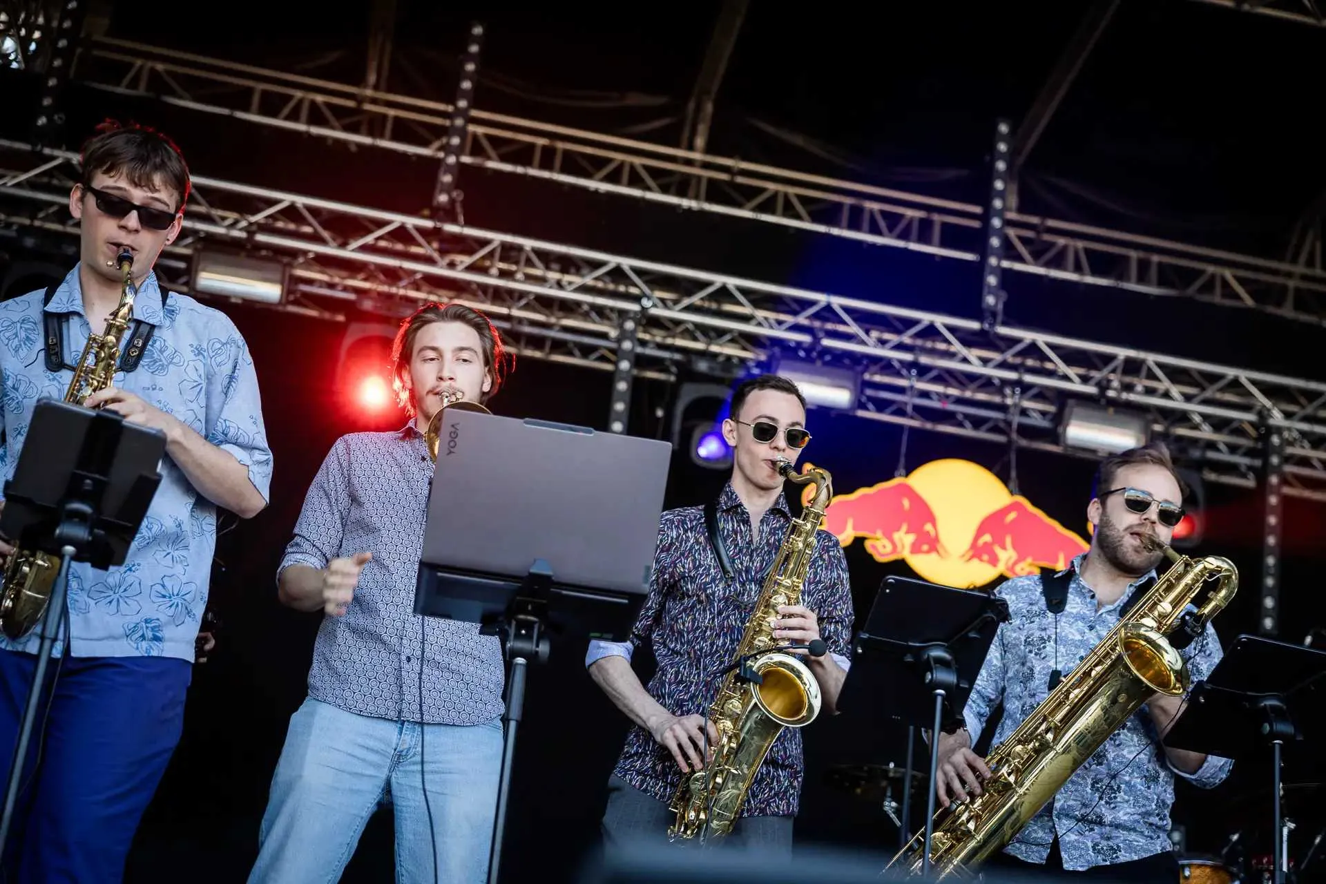 Die Bläsersektion auf der Red Bull Stage beim Nova Rock