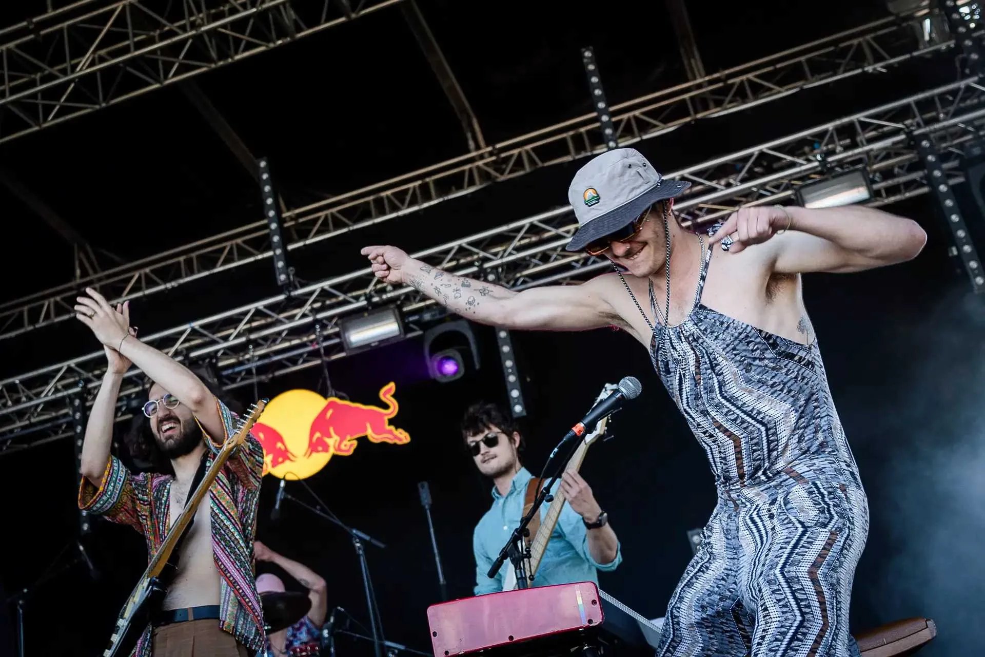Mit Fischerhut tanzend auf der Red Bull Stage