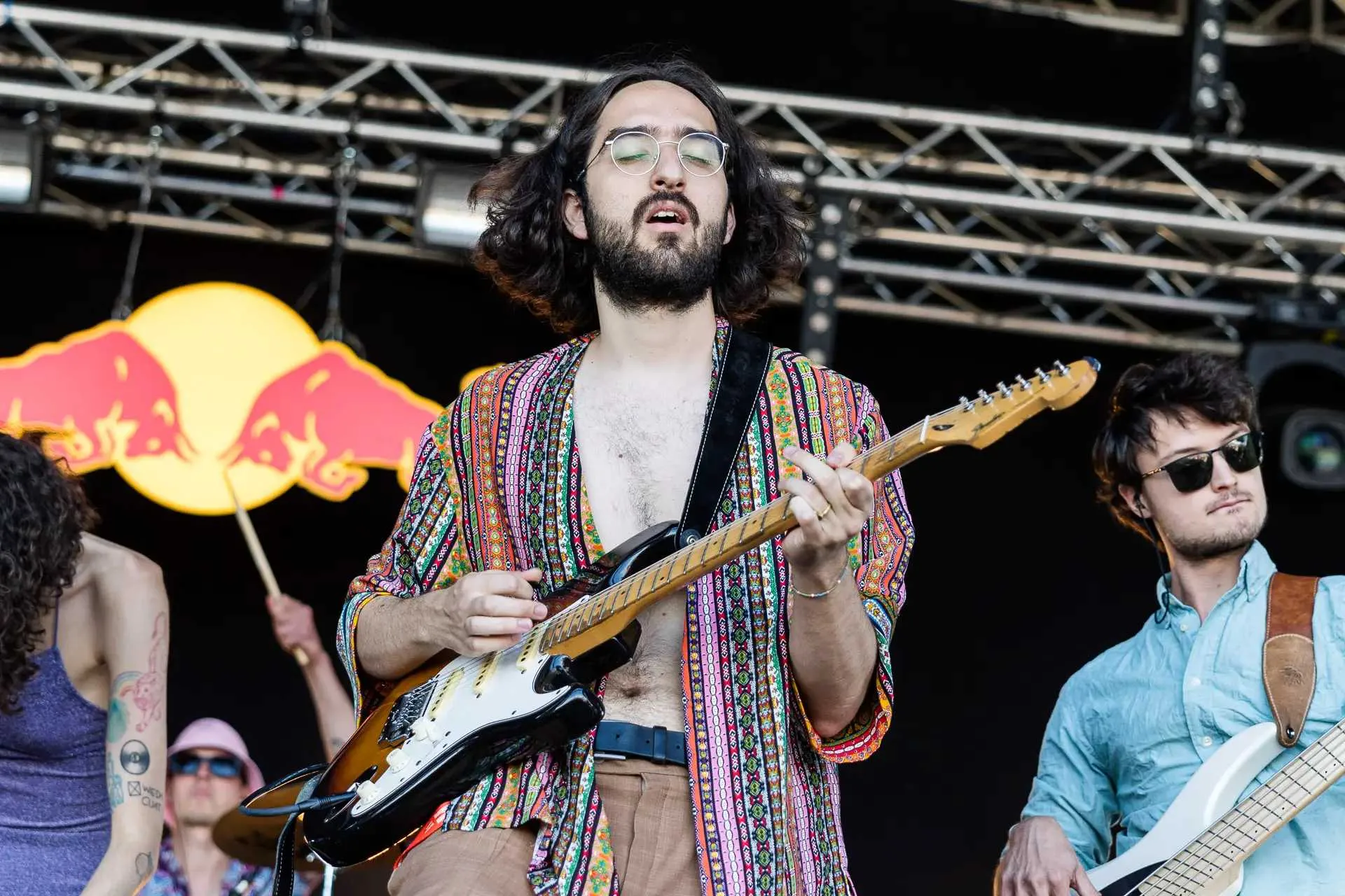 Lockenkopf singt an der Gitarre, Red Bull Stage