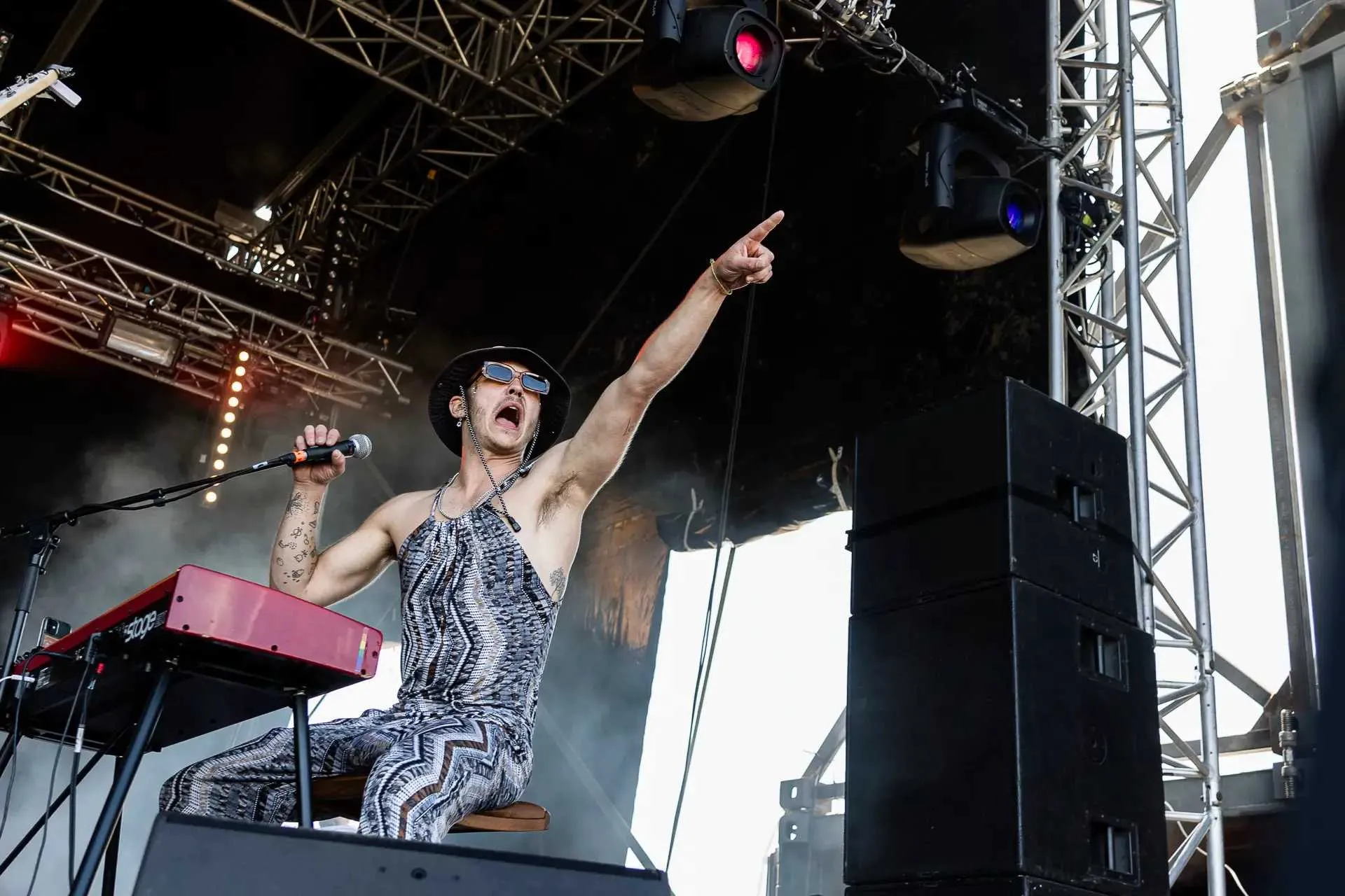Am Keyboard, den Arm Richtung Publikum ausgestreckt, Nova Rock