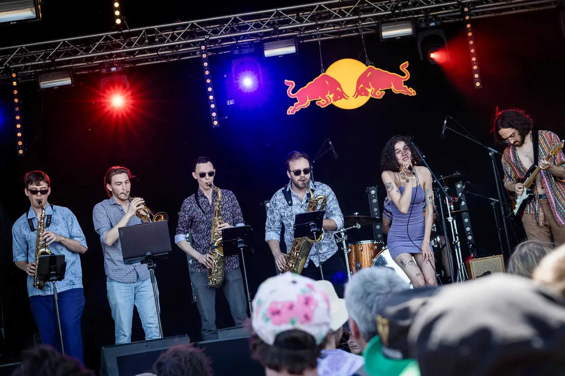 Bläser, Gesang und Gitarre auf der Red Bull Stage