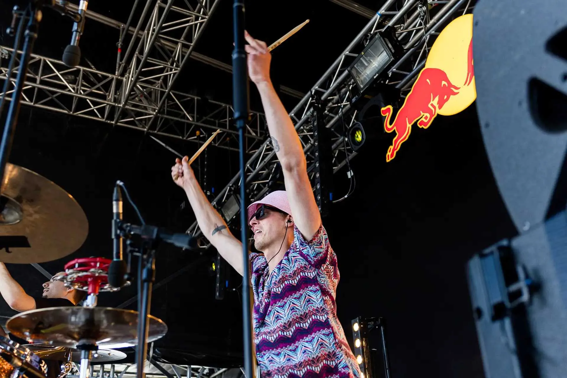 Am Schlagzeug, den Drumstick in die Luft gereckt, Red Bull Stage