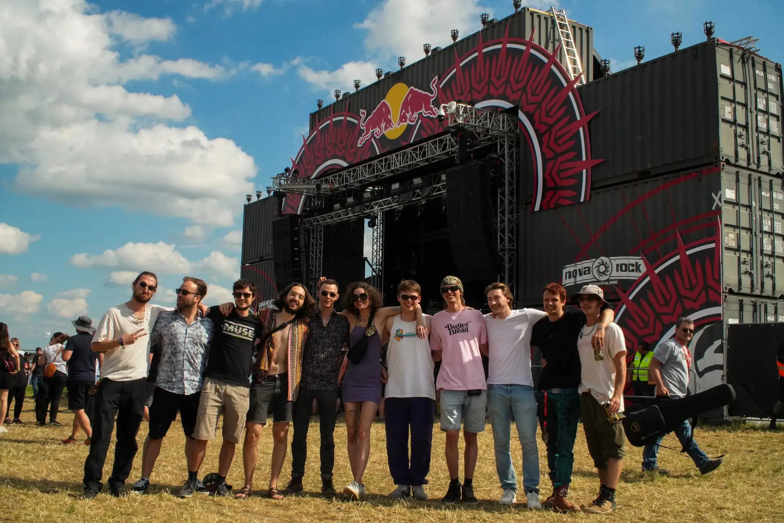 Gruppenfoto vor der Red Bull Stage
