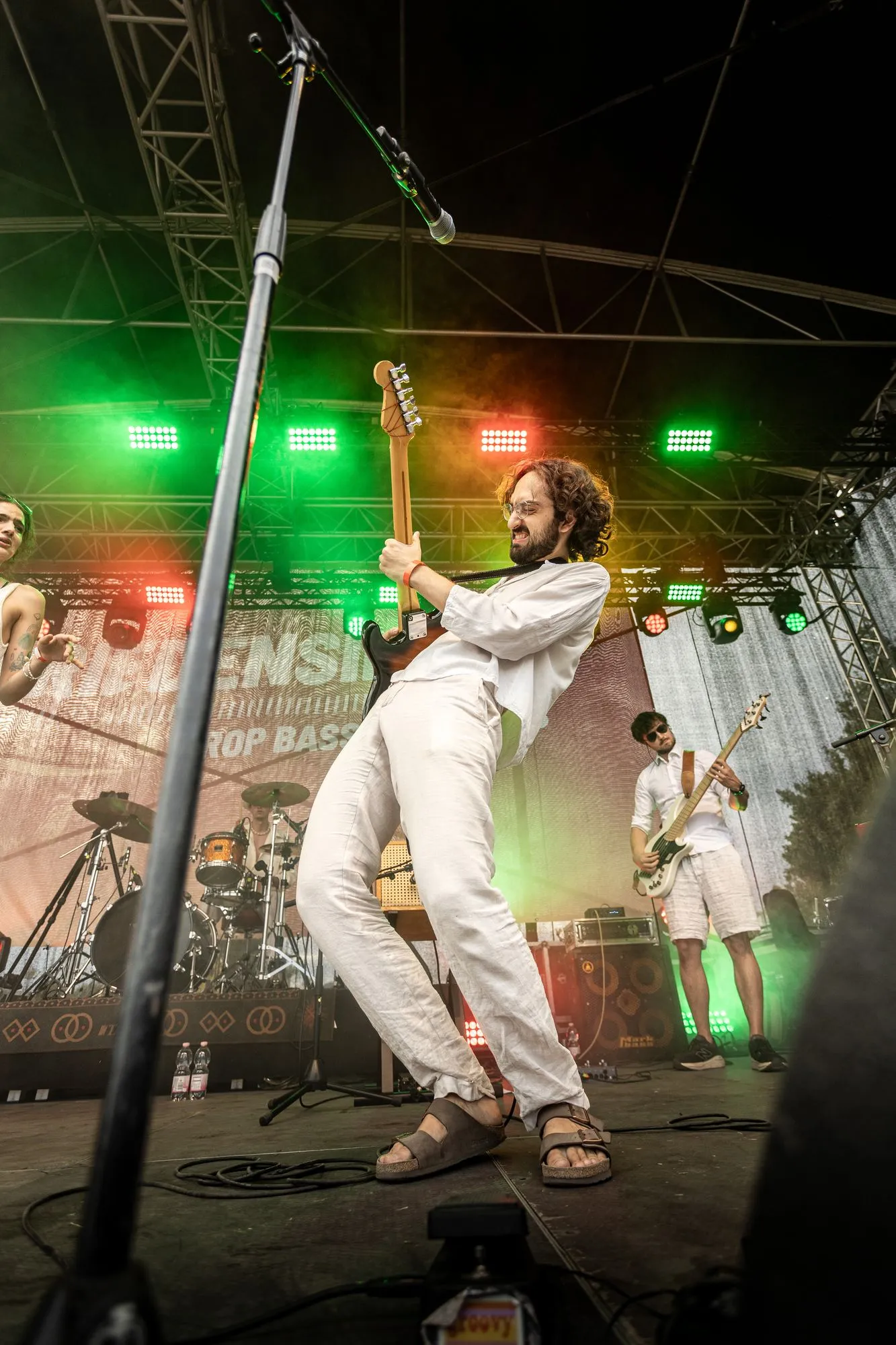 Tanzend an der Gitarre unter grünem und rotem Licht