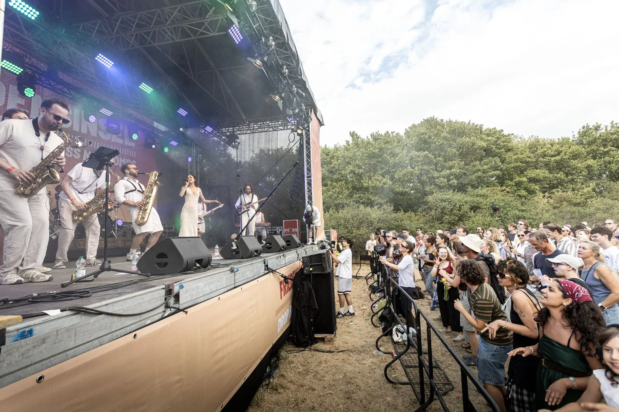 Die Band ganz in Weiß, daneben das Festivalpublikum