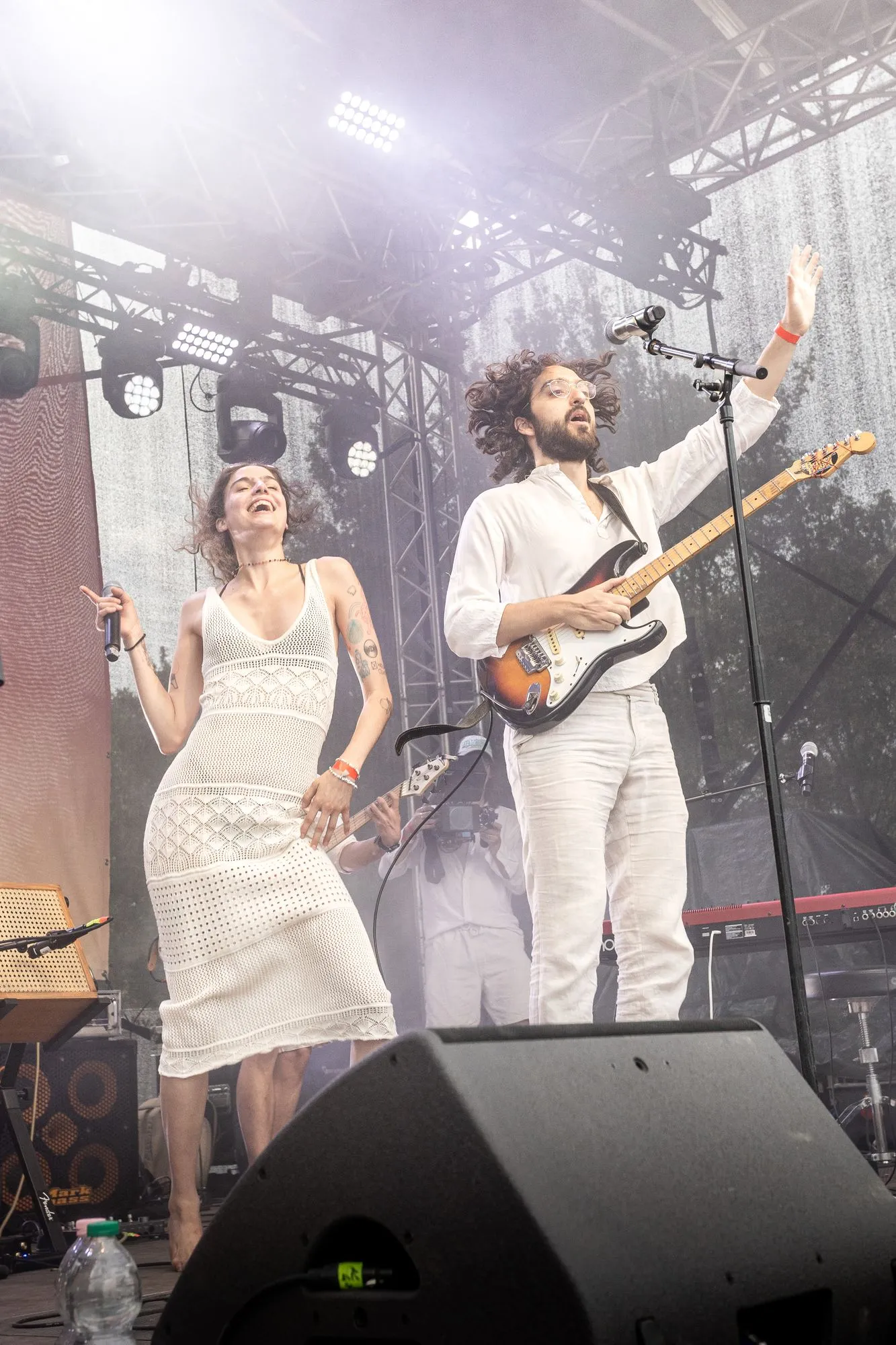 Gesang und Gitarre lachen mit erhobenem Arm