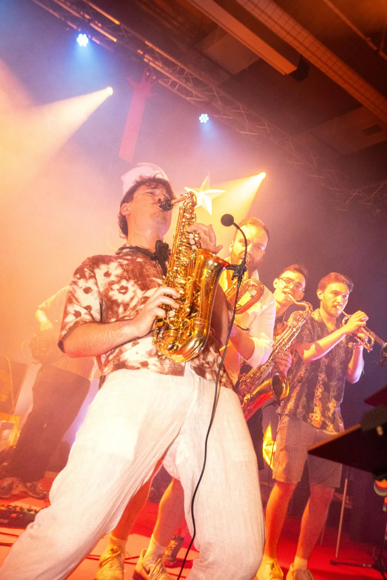 Saxofon im Blumenhemd vor der Bläsersektion