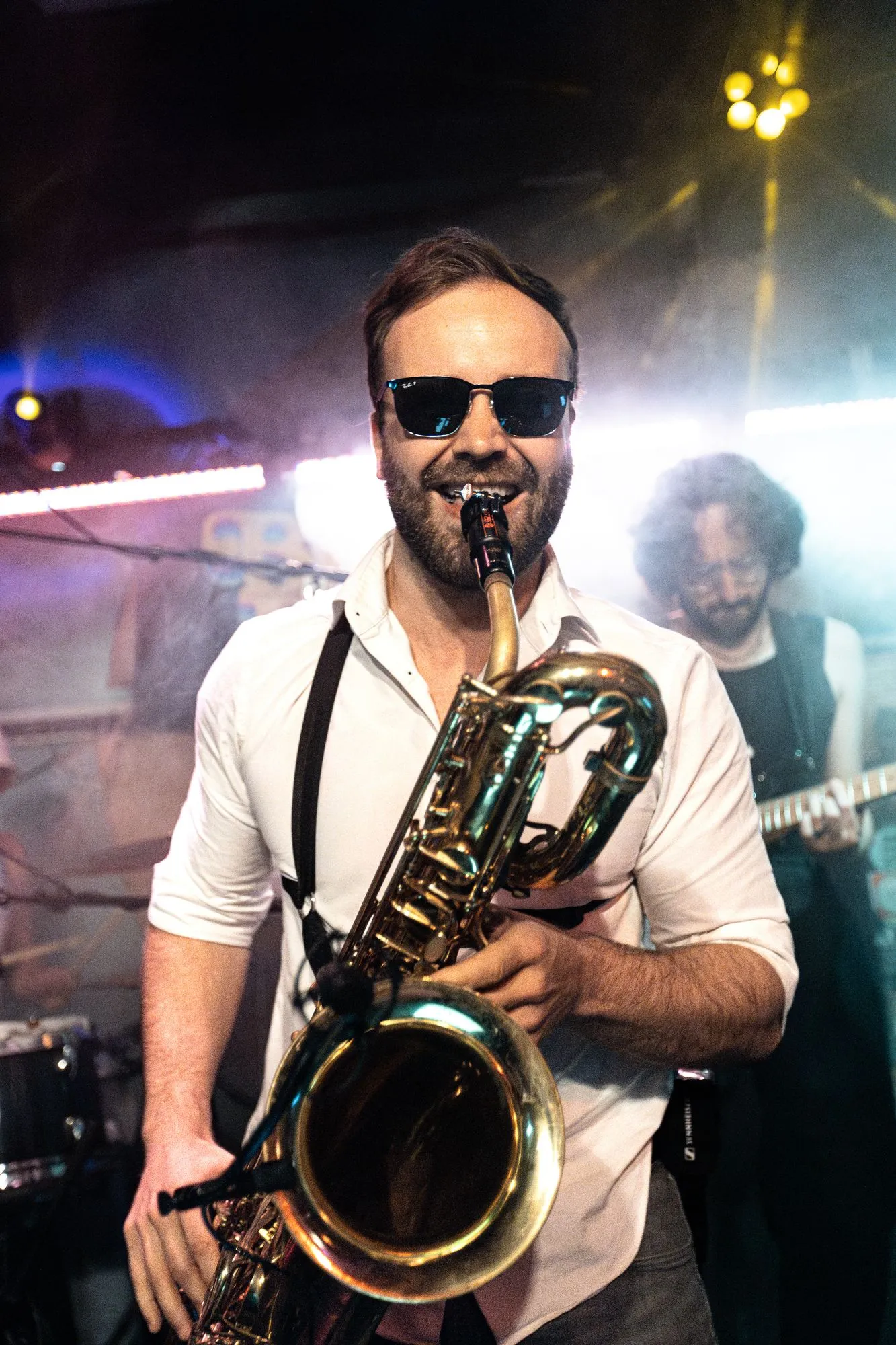 Baritonsaxofon mit Sonnenbrille, dahinter die Gitarre