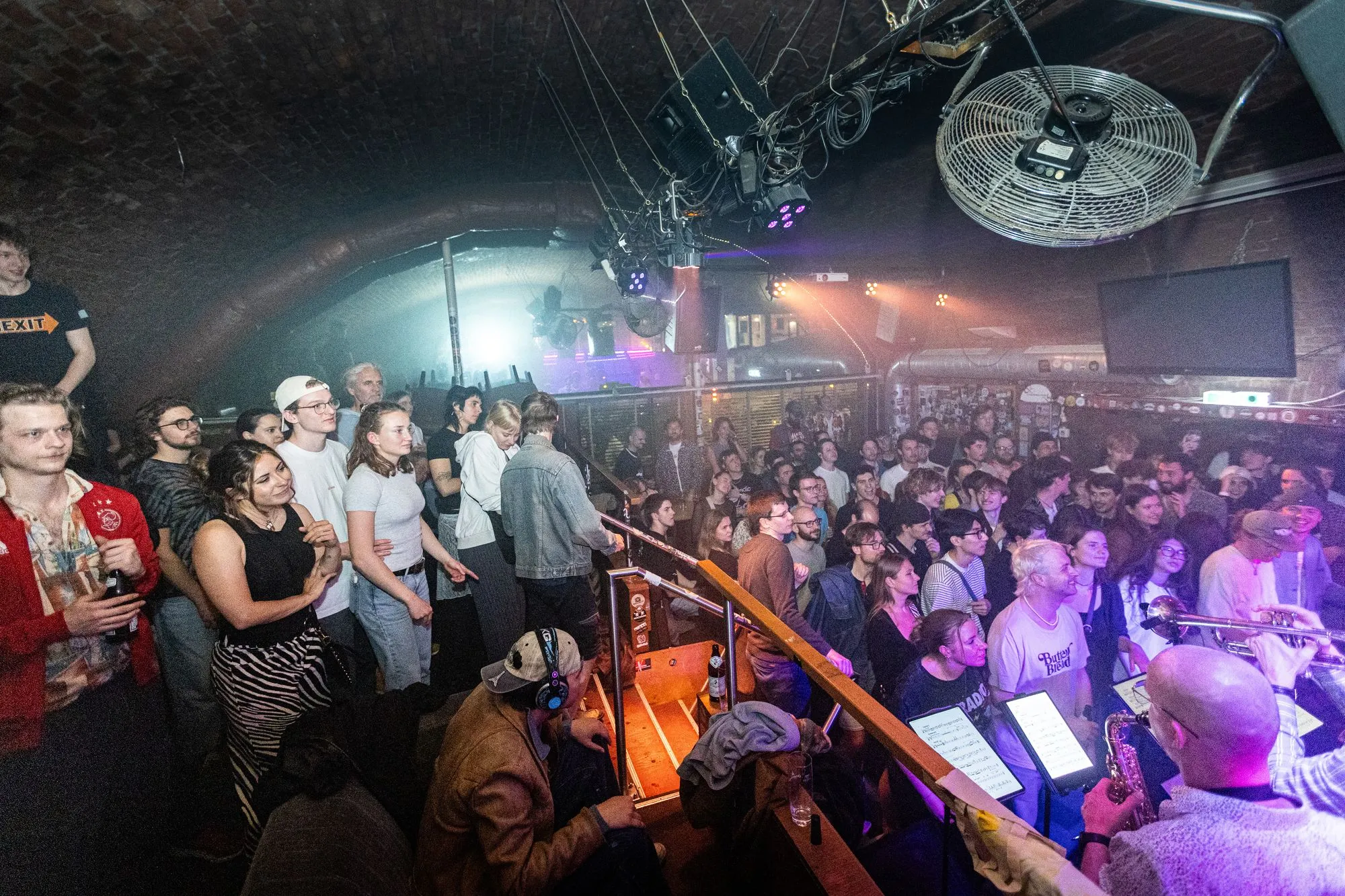 Das volle Loop von oben, die Band mittendrin