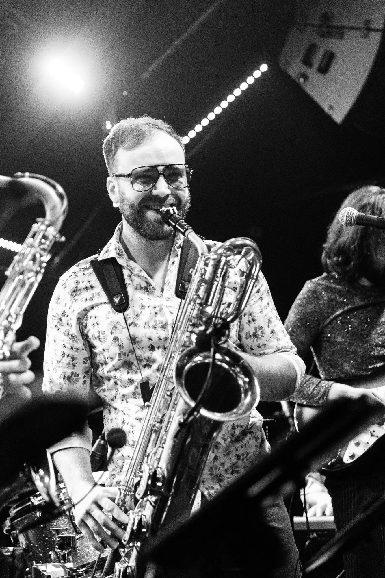 Baritonsaxofon mit breitem Grinsen, schwarz-weiß