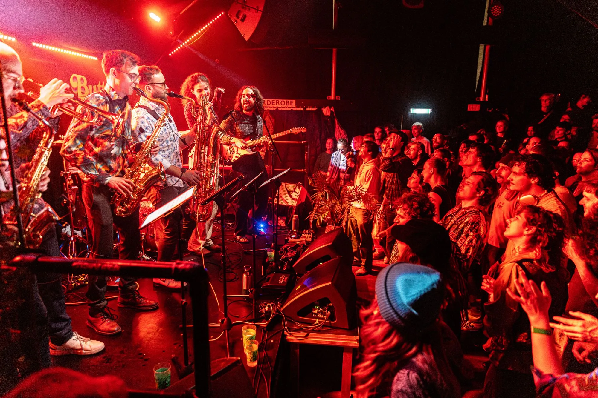 Die ganze Band, das Publikum dicht vor der Bühne