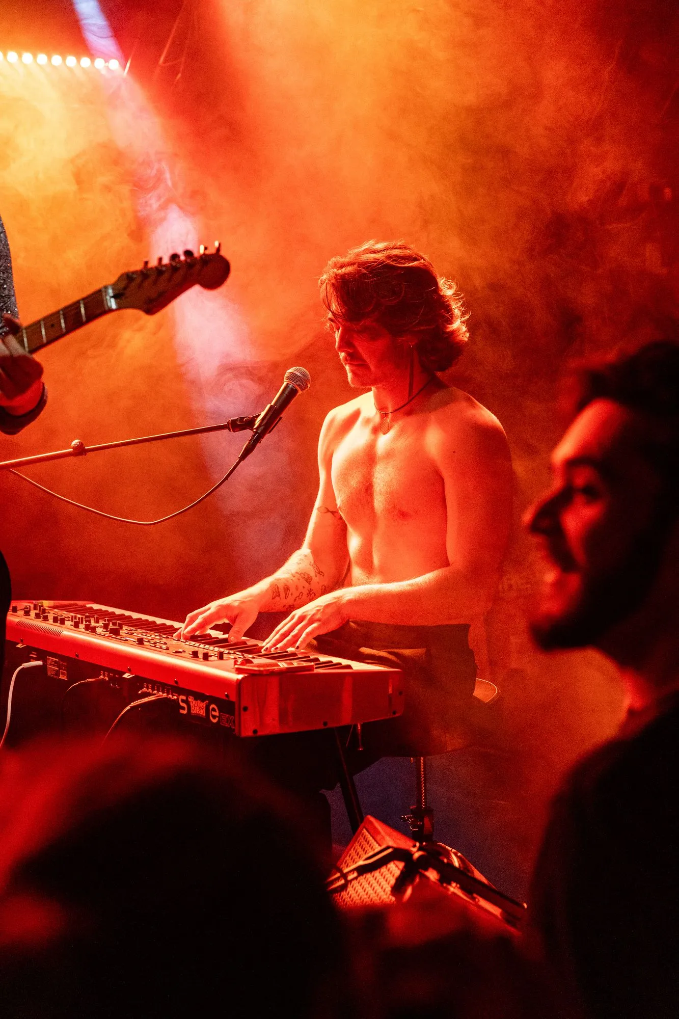 Oben ohne am Keyboard, im roten Nebel