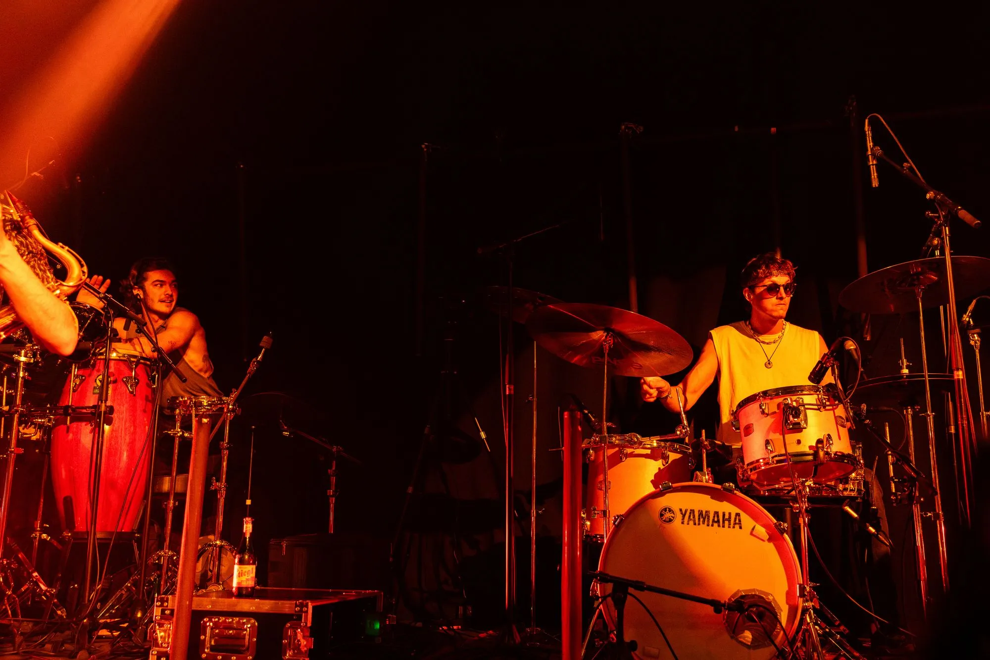 Percussion und Schlagzeug im roten Licht