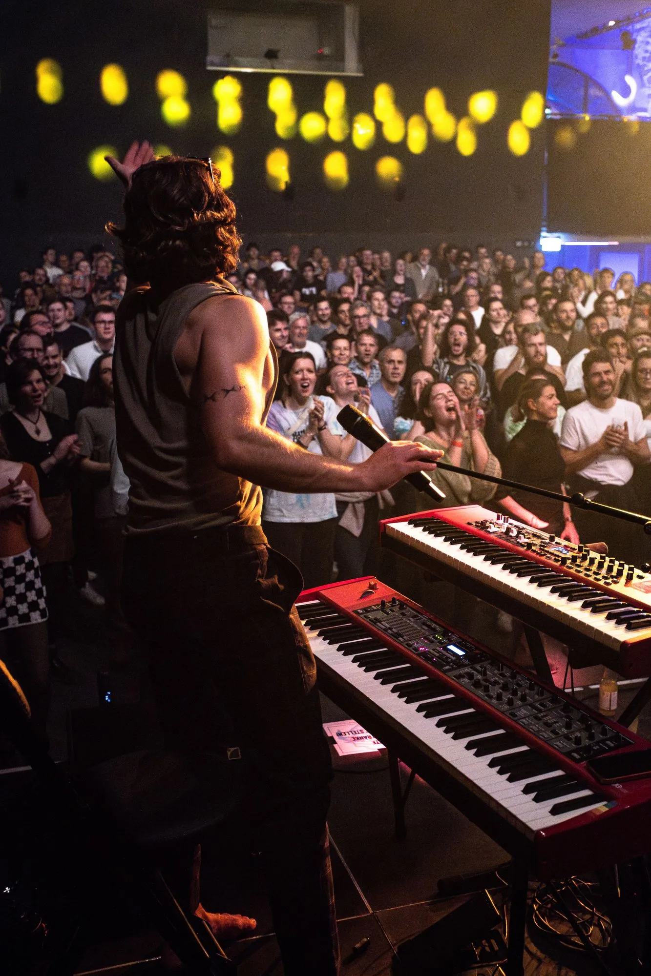 Am Keyboard mit Blick in den vollen Dom im Berg