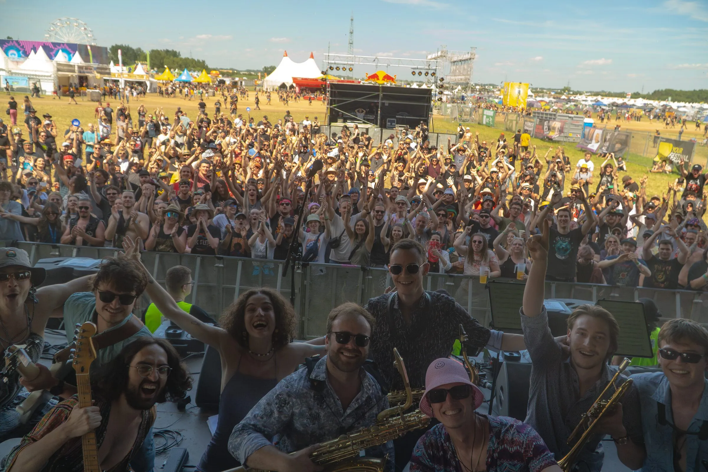 Selfie mit den Bläsern vor dem Festivalpublikum